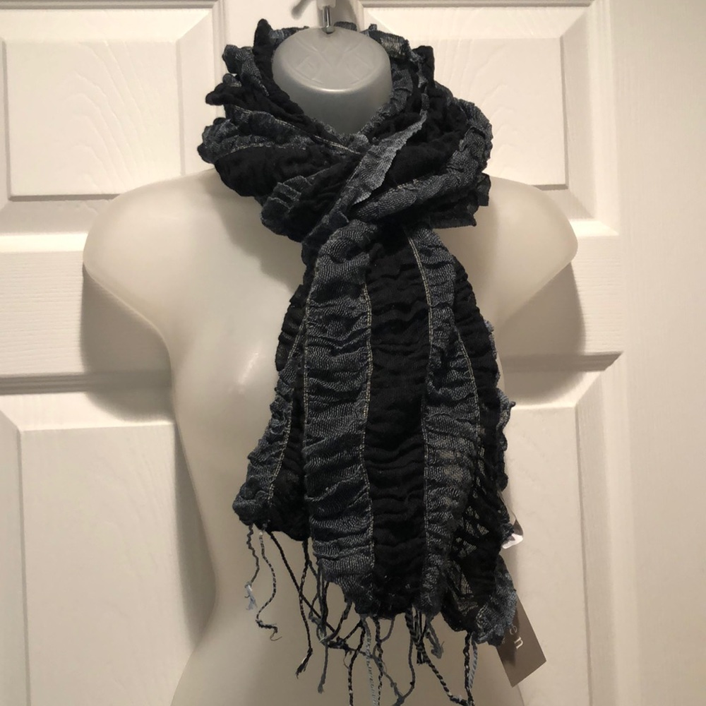 NWT Taleen Stretchy Ruffled Bouncy Scarf Striped Black Grey